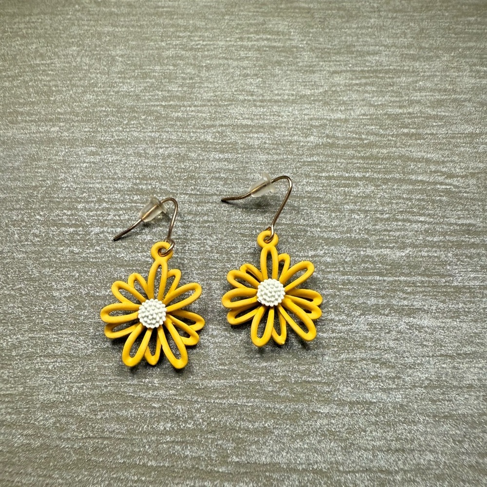 💸CLEARANCE 4/$15💸 Yellow Daisy Earrings
